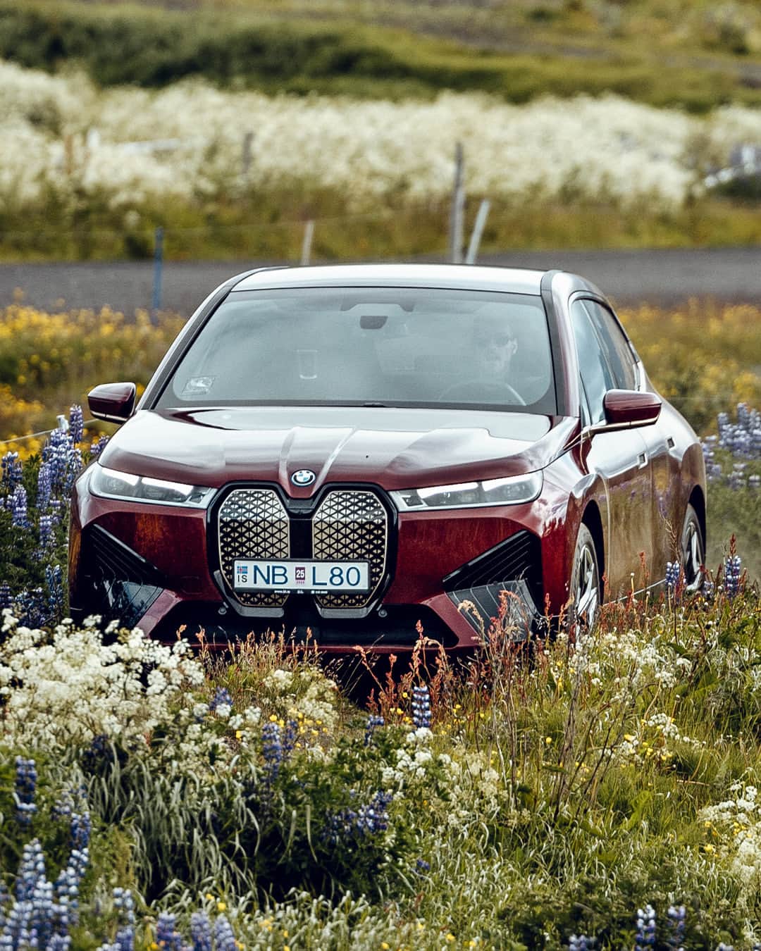 BMWのインスタグラム：「Created for country escapes.   The BMW iX. #THEiX #BMW #BornElectric #BMWElectric #ElectricVehicle #ElectricCar #ZeroEmissions #eMobility」
