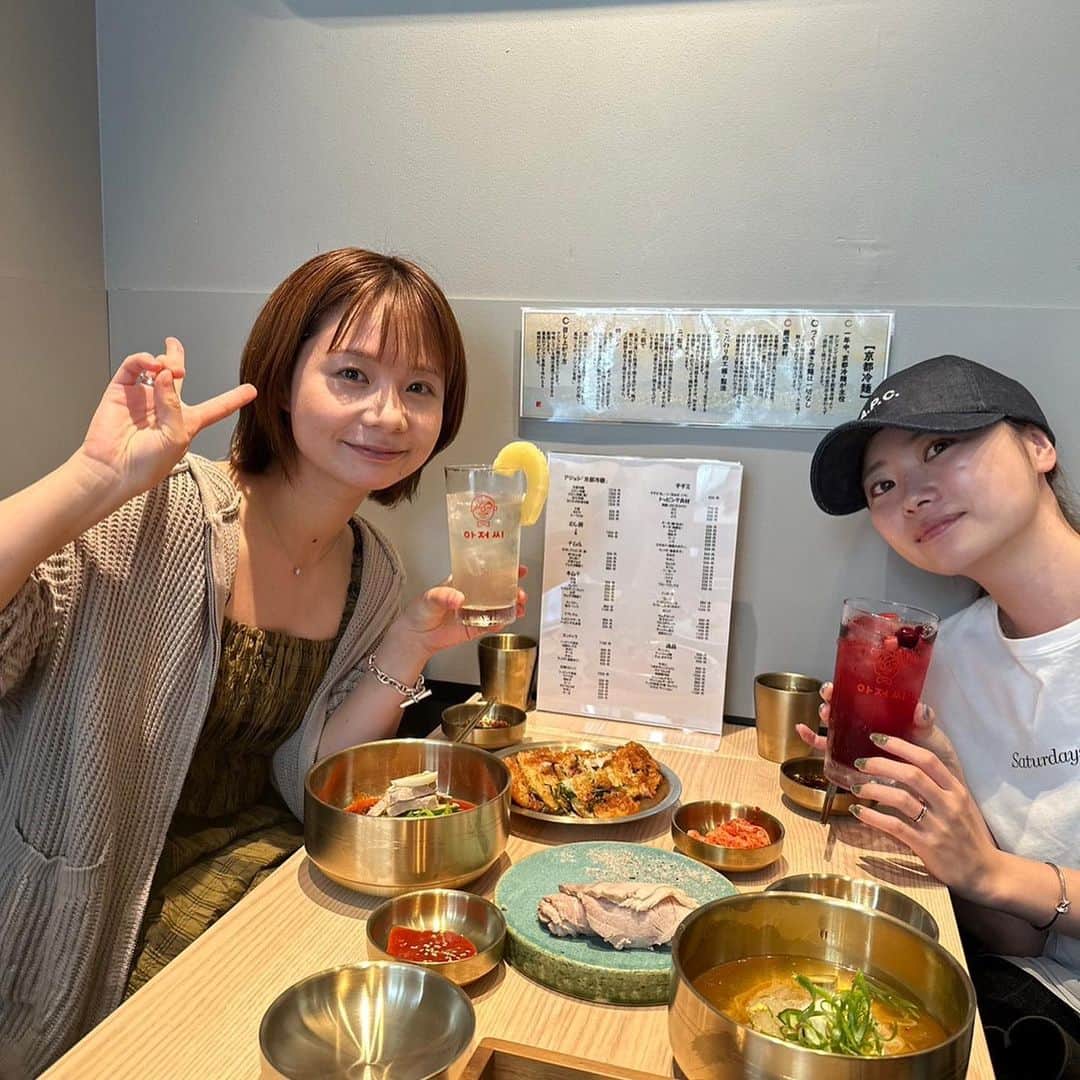 真奈のインスタグラム：「昨日はすずと韓国料理 @ajoshi_shimokita 🇰🇷♡︎ からの焼肉で女子会でした。 完全に全て最高に美味でした。 食べすぎました🥰」
