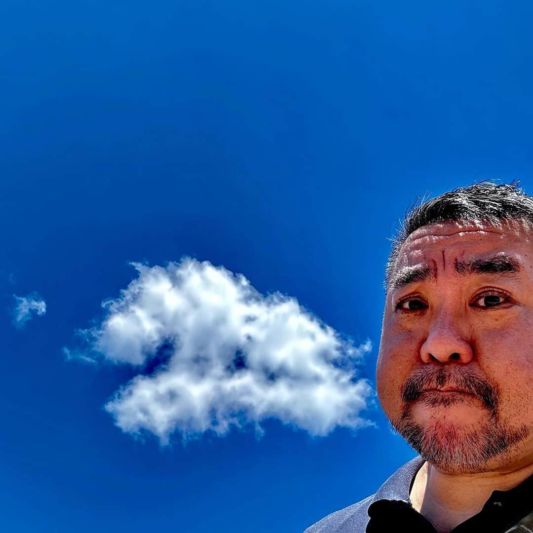 武井義明さんのインスタグラム写真 - (武井義明Instagram)「孝行に 行っておいでと 夏の雲  I got a panicked phone call from my elderly mother: "My electric, gas, water, and NHK bills have stopped being automatically deducted from my account!" I told her, "That's because there's no money in your account, isn't it?" But she said, "That's impossible." However, my mother had probably made up the difference by transferring cash into the account herself every month. I tell her that she has probably forgotten all about it. However, she insisted on the phone that it was not right. So I had to take the bullet train to my parents' house. I wanted to say, "If you can't do that kind of thing anymore, it's not an independent life anymore," but I wasn't sure whether or not to say it this time, but in the end I didn't. I can still help.」8月26日 14時39分 - bebechef
