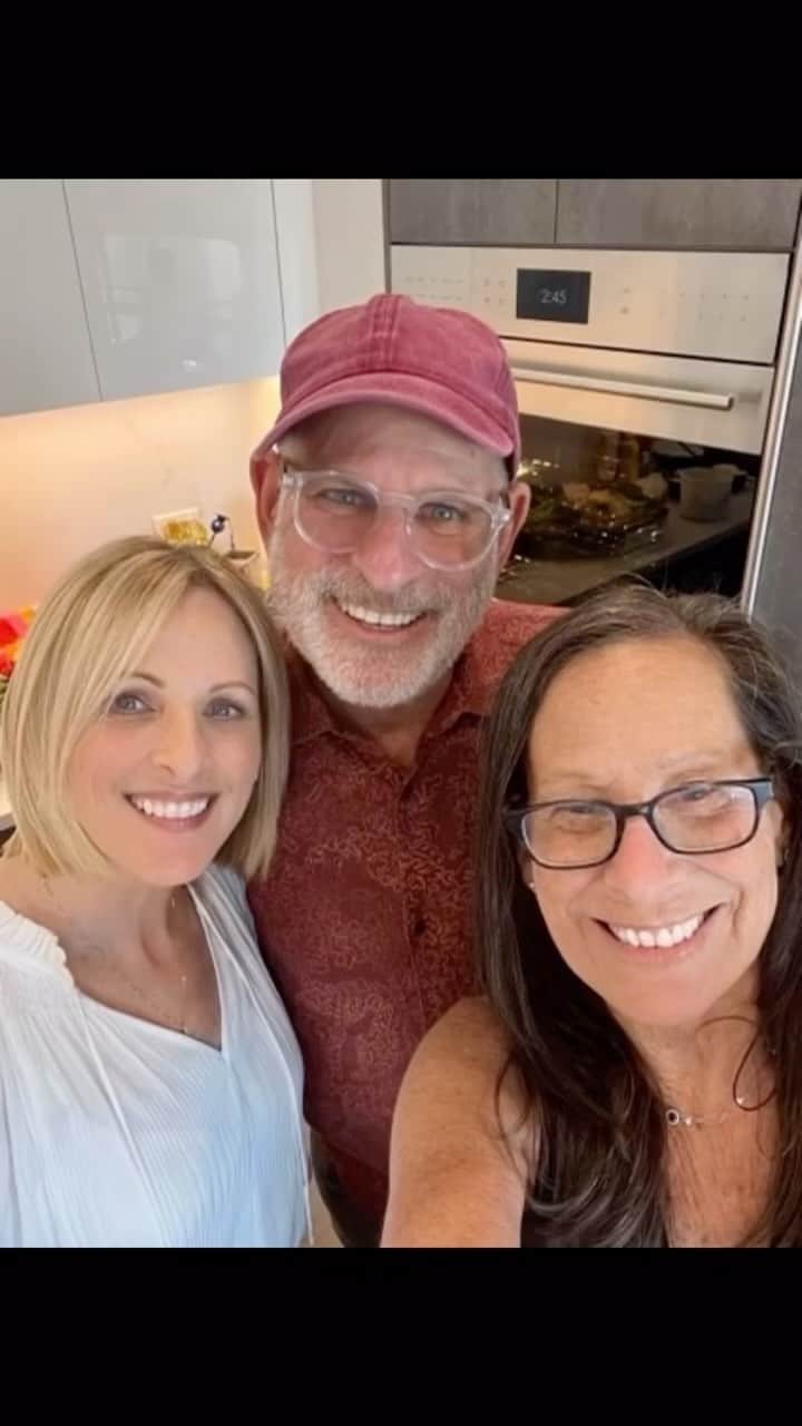 マーリー・マトリンのインスタグラム：「Happiest of birthdays to my Sister in Law! So happy you married my brother Eric! Love you Gloria! @glo360realestatebrokercompass @eric_matlin 🎂🤟🏼🎂🤟🏼」