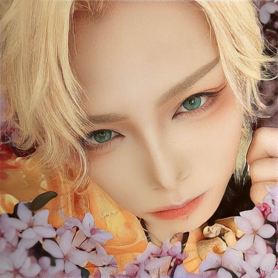 幸樹のインスタグラム：「May flowers bloom in your life too.  人生一華、二華咲かせましょうと言いますが、僕の中では何回咲かせてもいいと思ってます、その時々の価値観と感性で心躍ればいいね🌸🌸🌸🌸  #ダウト #ビジュアル系 #ヴィジュアル系 #音楽 #ポートレート #メイク #和メイク #メイクアップ #ヘアアレンジ #一眼レフ #japan #visual #visualkei #kimono #love #kaya  #instagood #fashion #happy #followme #follow #art #music #haircolor #makeup #photography #メイク男子  #和服  #最美桜前線  #派手和服」