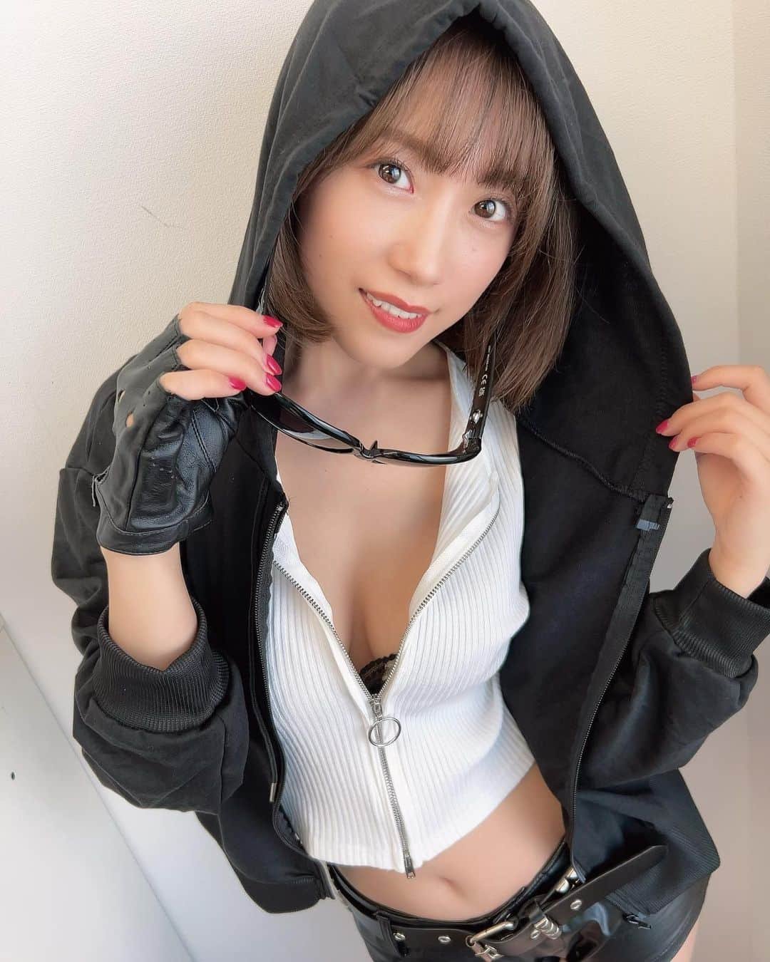 長瀬麻美のインスタグラム：「怪しい女🖤🩶」