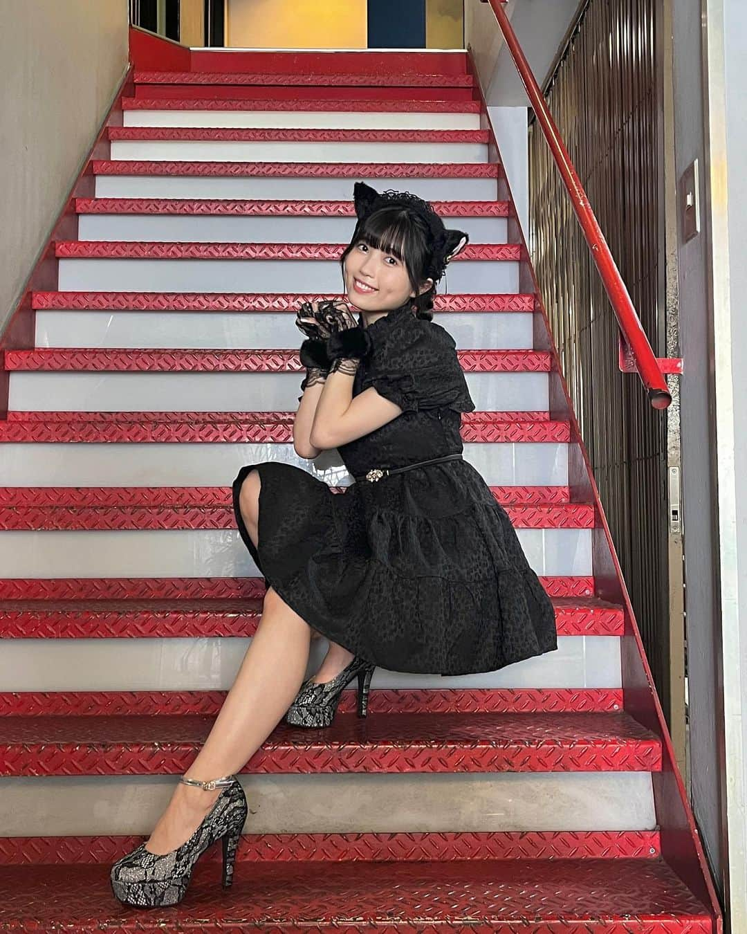 西田汐里さんのインスタグラム写真 - (西田汐里Instagram)「🐈‍⬛🎶  ハロショグッズ！ 猫耳つけたよー！  #beyooooonds #西田汐里 #ハロショ #発売中 #🐈‍⬛」8月26日 20時32分 - shiori_nishida.official