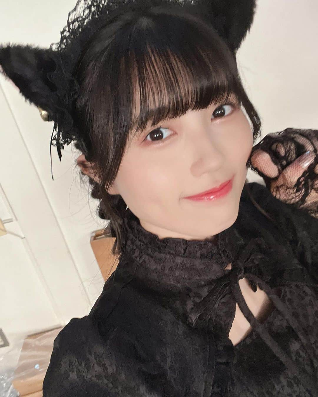 西田汐里さんのインスタグラム写真 - (西田汐里Instagram)「🐈‍⬛🎶  ハロショグッズ！ 猫耳つけたよー！  #beyooooonds #西田汐里 #ハロショ #発売中 #🐈‍⬛」8月26日 20時32分 - shiori_nishida.official