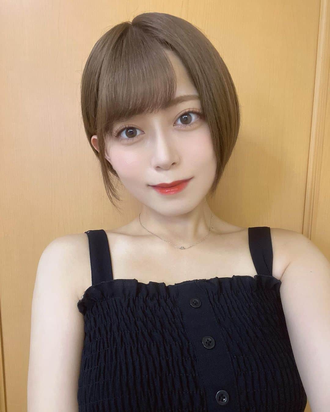 のインスタグラム：「デイジーク ムードグロウリップスティック #03 ピーチズ を塗ってから 真ん中らへんだけに ロムアンド #08 APPLE BROWN を塗るのにハマってます (ネタ無さすぎて当然のリップ紹介) 1thイエベ春、2ndはイエべ秋のザイエベ女  #リップ#ロムアンド#デイジーク#パーソナルカラー#イエベ#イエベ春#イエべ秋#ショート#ショートヘア#ショートカット」