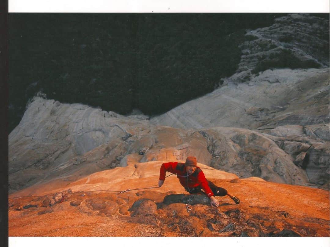 ヘイゼル・フィンドレーさんのインスタグラム写真 - (ヘイゼル・フィンドレーInstagram)「💵 The unseen cost of fear of failure 👇  In 2011 I almost didn’t step off the ground on my dream route (since seeing @yuji_hirayama_stonerider on the cover of Alpinist8) because I was scared to fail, scared I was out of my depth that I didn’t belong on El Cap. I managed to free the climb, but even if I hadn’t, it would have still been one of the best experiences of my life and firmly cemented my love of big wall free climbing.   The biggest cost to fear of failure is largely unseen. It’s hard to measure all the times you didn’t even start. And I wonder how many things I almost did over the course of my career but didn’t due to fear. What about you? Can you reflect on the unseen cost of your fear of failure?   Fear of failure is one of the ‘walls within’ that I’ll be talking about in my @speakersfromtheedge tour starting soon! I hope to see you there! 😃 in many locations tickets have sold out so be quick!   @hansjoergauer 💕 🙏 @blackdiamond @lasportivagram」8月27日 0時50分 - hazel_findlay