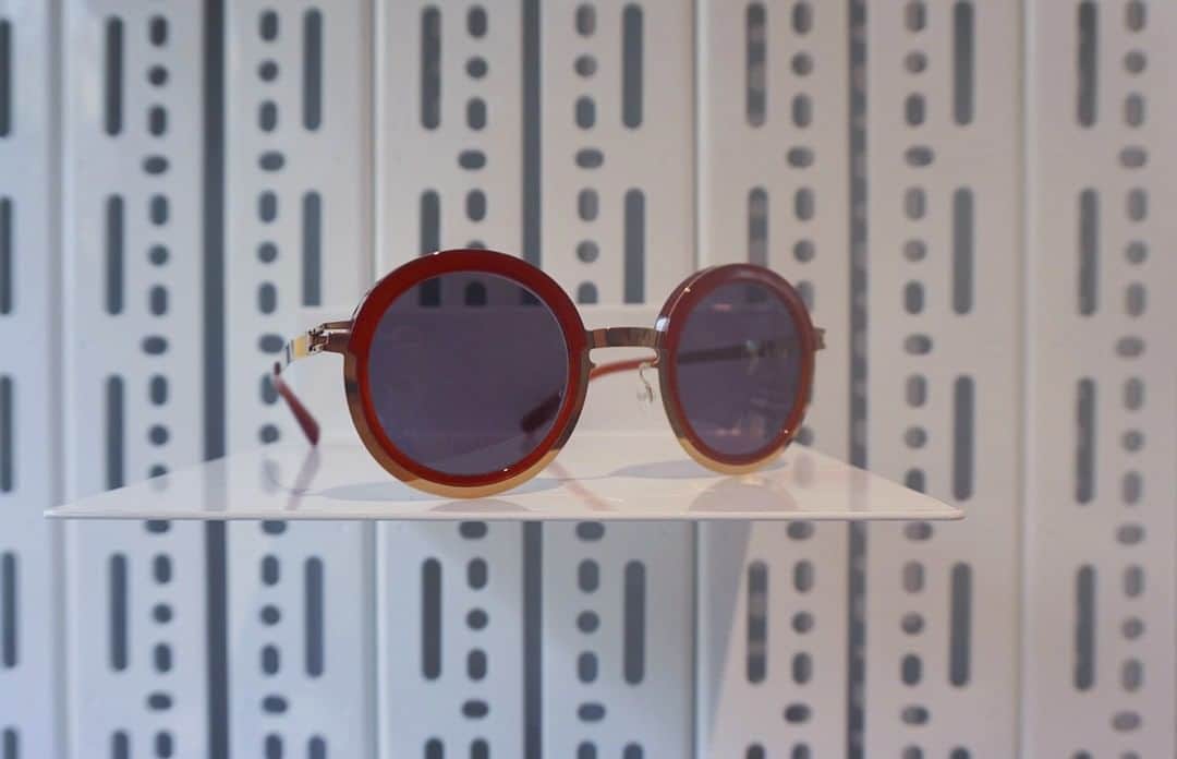 MYKITA SHOP TOKYOのインスタグラム：「【ACETATE RING Collection "PHILLYS"】  目元にアセテートを施したACETATE RING Collectionの中でも特に個性を感じさせるフレーム。大ぶりなラウンドシェイプと立体感のあるアセテート部分が独自の存在感を際立たせます。  ACETATE RING Collection "PHILLYS"  Frames that give a sense of individuality, especially in the ACETATE RING Collection with acetate around the eyes. The large round shape and the acetate portion with a three-dimensional feel accentuate the unique presence of the frames.  #mykita  #mykitaacetatering  #sunglasses  #sunglassesfashion  #マイキータ  #サングラス」