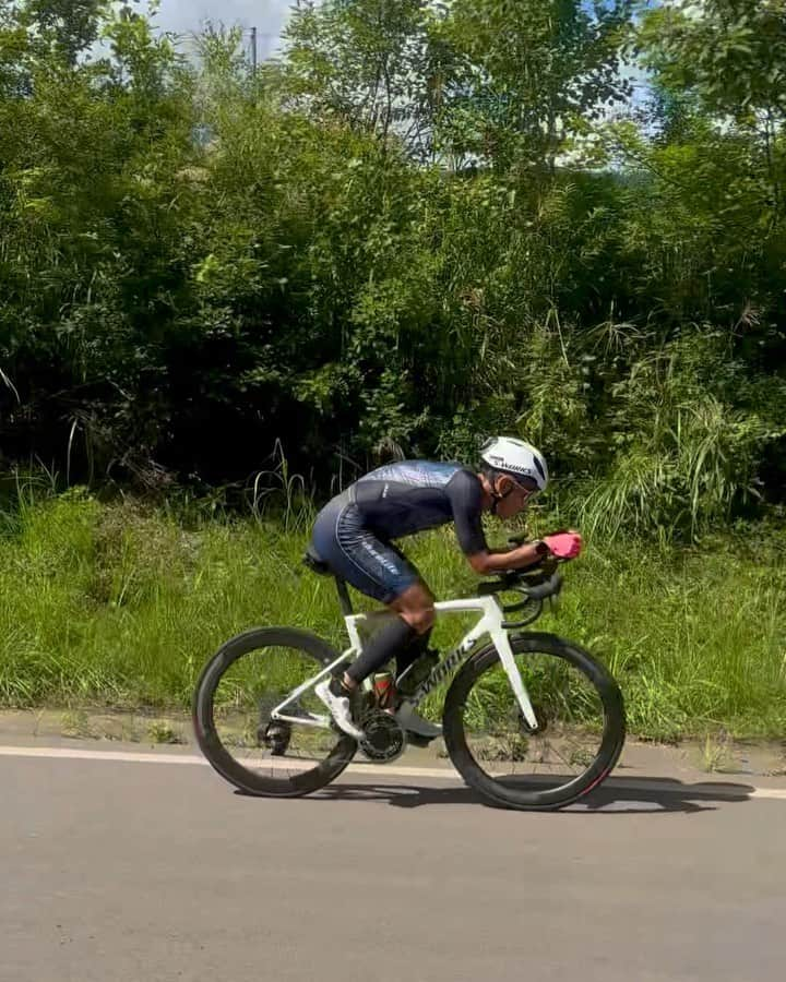 竹谷賢二のインスタグラム：「#ironmanworldchampionship ニースのレーススーツでドレスチェックのため、3時間ノンストップライド80km1,850mアップ。   #ターマックSL8 エアロフォームでの上り下り交えて長時間でも、SWミラーサドルの快適性によりトライアスロン用の薄いパッドでもストレス無し。  サドル位置前後の上下のmm単位のバランス微調整もまとまり、テンポパワーでの心拍数も低く負担も低減。  レース前のハードトレーニングは明日を残すのみ。 コンディションみながらも重い脚でロングラン予定！  #トライアスロン #トレーニング #ロードバイク #スペシャライズド #ガーミン #エッジ840ソーラー #スミスオプティクス #コンプレスポーツ #スペシャライズド幕張 #エンデュアライフ」