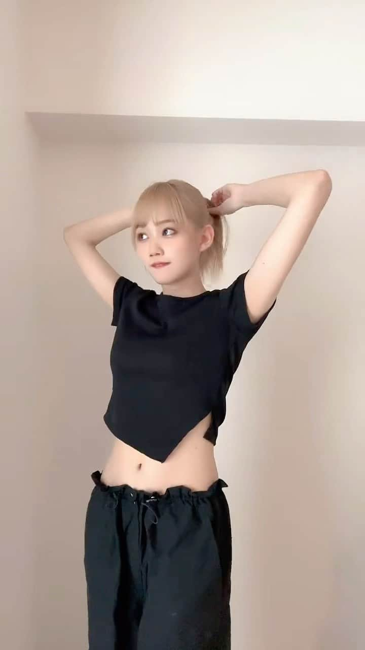 保﨑麗のインスタグラム：「金髪ポニテは好きですか？👀  #tiktok #金髪女子 #ポニーテール #ポニーテール女子 #ポニテ #fyp #fypシ  #ponytail #カーゴパンツ #クロップド丈  #へそ出し」