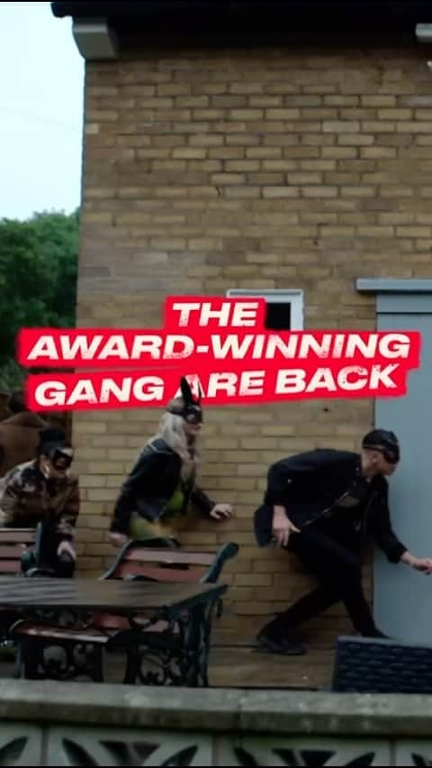 ミシェル・キーガンのインスタグラム：「We’re BACK!!!! 🙌🏽🎉 Brand new series of #BRASSIC. Available 28th September on @skytv」