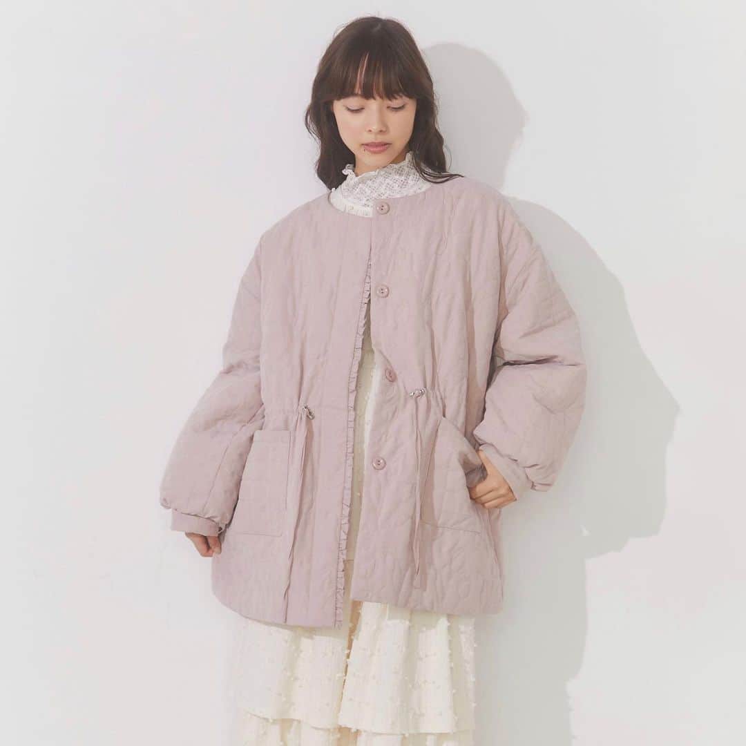 merry jennyのインスタグラム：「【outer 10%OFF＆point up10】 ㅤㅤㅤㅤㅤㅤㅤㅤㅤㅤㅤㅤㅤ 8/25(fri) 12:00 〜 8/29(tue) 23:59 official web store RUNWAY channel にて All outer 10%OFF・P×10を開催中‼︎  topのURLから⇨  @merryjenny_instagram  ぜひcheckして下さいね！    〇 tulipキルトブルゾン col : ivory / pink / blue(web limited) / black ¥19,800 (tax in)  merry jenny オリジナルの手書きのtulip柄のキルトシリーズは 周りと被らない特別な1着になること間違いなし♡  #merryjenny #メリージェニー  #2023aw #dreamwell #winter」