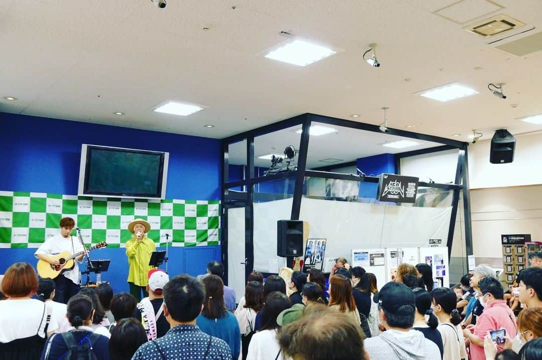 山田義孝のインスタグラム：「⭐️⭐️⭐️ 広島にてインストアライブ✌︎ フタバ図書TSUTAYA TERA広島府中店✨ それぞれの近況が聞ける サイン会の時の少しの交流が嬉しい。 次会う時までみんな元気でね😄」