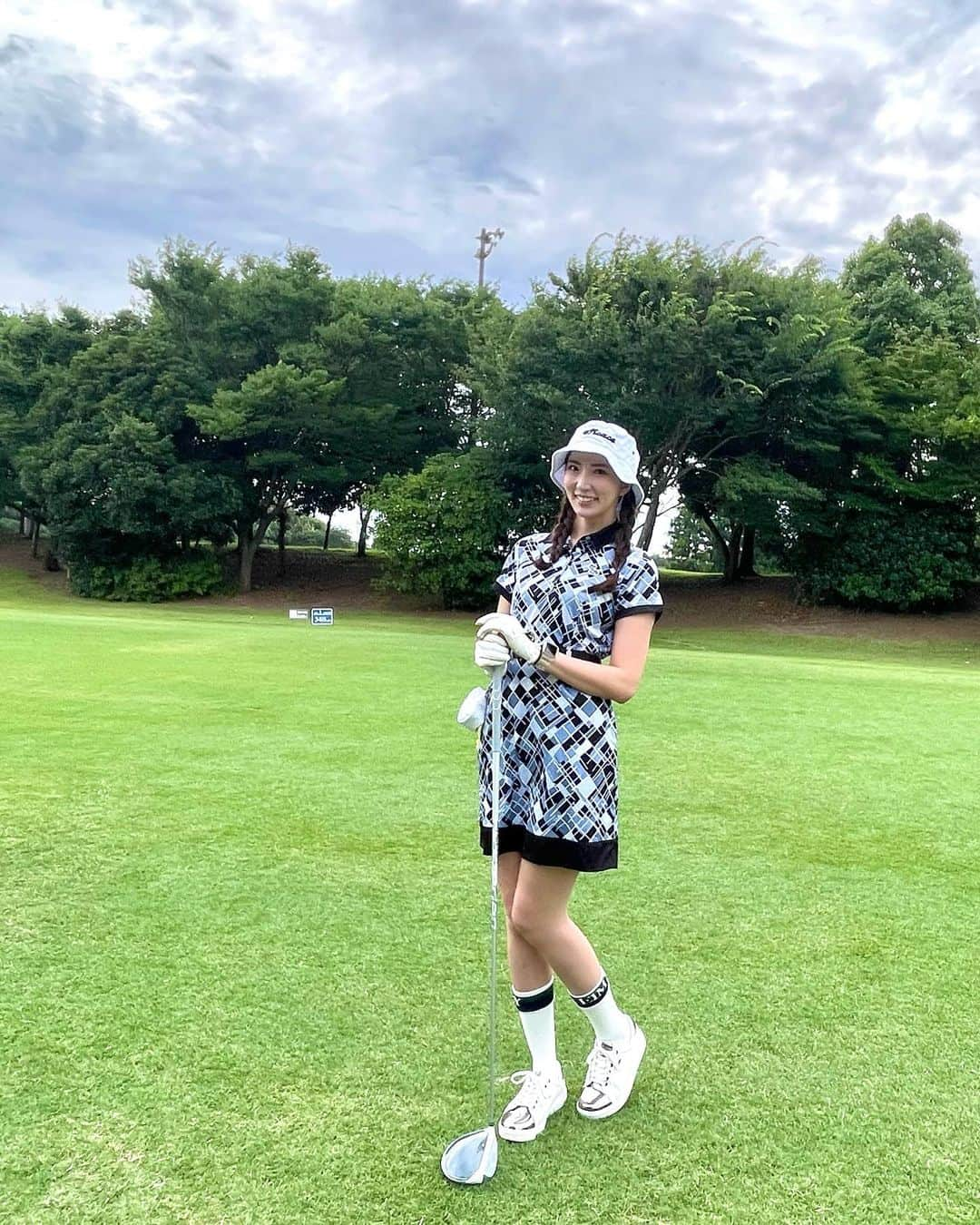 松嶋えいみさんのインスタグラム写真 - (松嶋えいみInstagram)「7月のまだ暑くない時にナイター⛳️°🏌️‍♀️ 初ナイターは涼しくて集中出来るかと思いきやボールが見えなすぎて逆に集中出来なかった😫ボール1ダースほどなくしました😌(笑)  Bucket hat👒▶︎ @efficace_official  Onepiece👗▶︎ @efficace_official  Socks🧦▶︎ @eimygolf  Shoes👟▶︎ @efficace_official   最近載せれてない写真溜まってるので時差投稿ですがちょこちょこ載せていきます🫶  🌻お知らせ🌻  8/26 20:30~AbemaTV ミッドナイト競輪 8/27 東京撮影会 詳細･予約https://ws.formzu.net/sfgen/S13622412/ 9/2 20:30~ AbemaTV ミッドナイト競輪」8月26日 15時07分 - eimi_matsushima