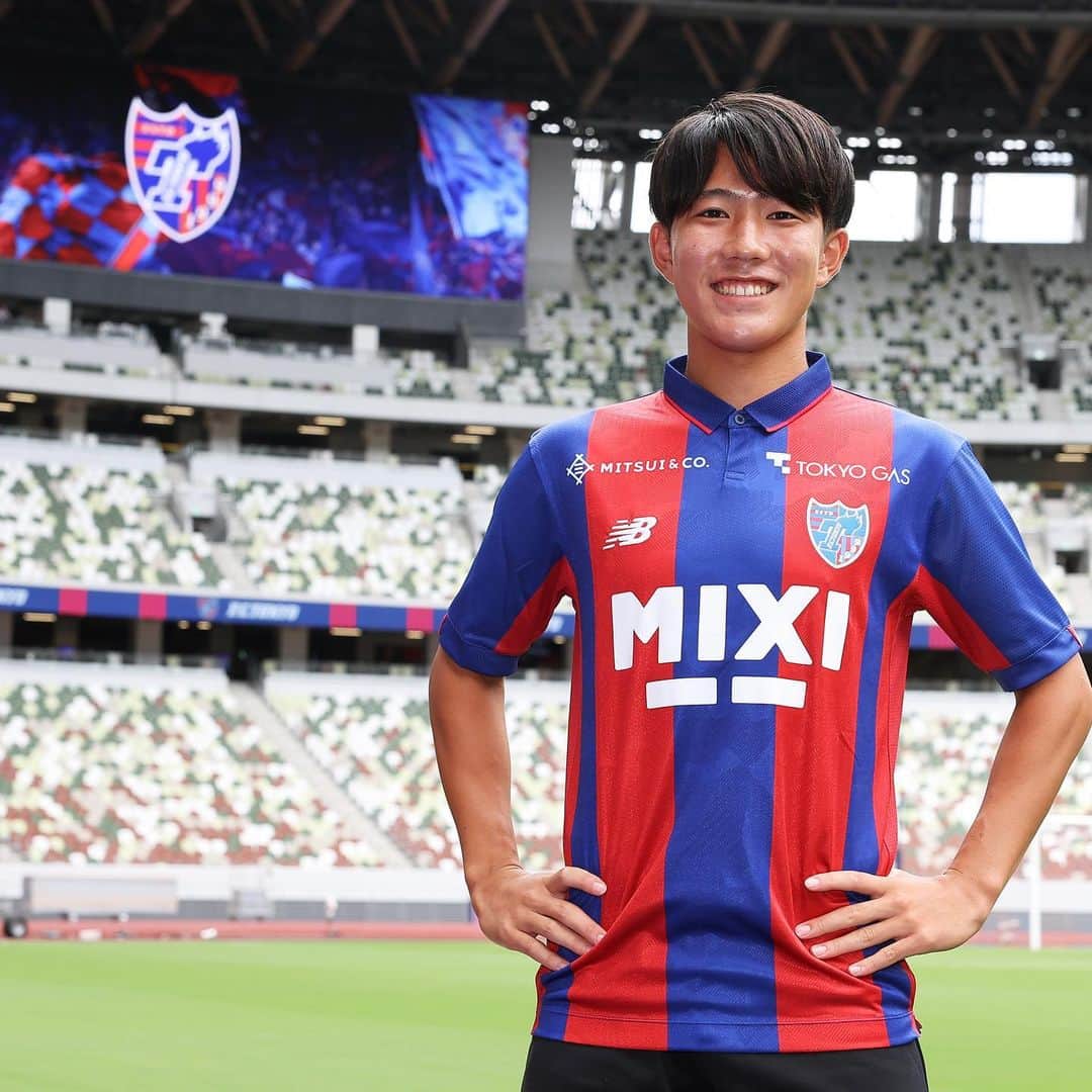 のインスタグラム：「🤝 🔵プロ契約締結!!🔴 U-18に所属している佐藤龍之介 選手とプロ契約を締結をいたしました!!🤝🔵🔴  佐藤選手コメント 『このたび、東京とプロ契約をさせていただきました、佐藤龍之介です。 FC東京サッカースクールアドバンスクラスに入った小学4年生の時から今までお世話になった、大好きなクラブでプロのキャリアをスタートできることを大変嬉しく思います。サッカーを通じてたくさんの人の心を動かせる選手になります。そして青赤のエンブレムに誇りを持って貪欲に楽しんでプレーしていきます。念願のリーグタイトル獲得のために、全身全霊を懸けて戦います。応援よろしくお願いします！』  佐藤選手、おめでとうございます!!👏👏👏🔵🔴 トップチームでもともに戦いましょう!!🔥🔵🔴 @sato_ryunosuke1016  @fctokyoofficial  #FC東京 #fctokyo #tokyo」