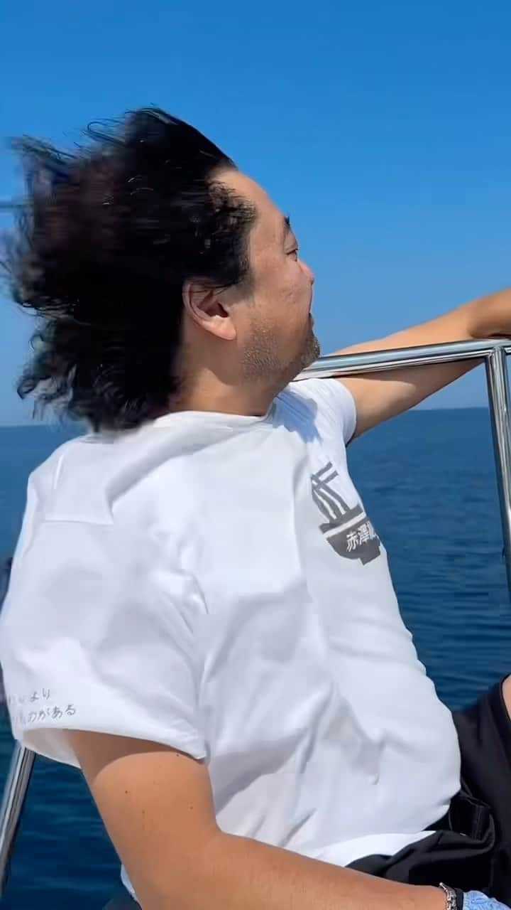 葉加瀬太郎のインスタグラム：「ファッション業界の仲間たちと東北で大人の遠足☀️ 美味しいもの沢山たべて、 山遊びも🎣も満喫しました〜  海釣りの様子をJOY OF LIFEとともにお楽しみください！  来週からはいよいよ葉加瀬太郎コンサートツアー2023 THE SOW TIME全国42公演のリハーサルが始まります🎻 ガンバルンバ！  #葉加瀬太郎 #海釣り #マダイ #Joy of Life」