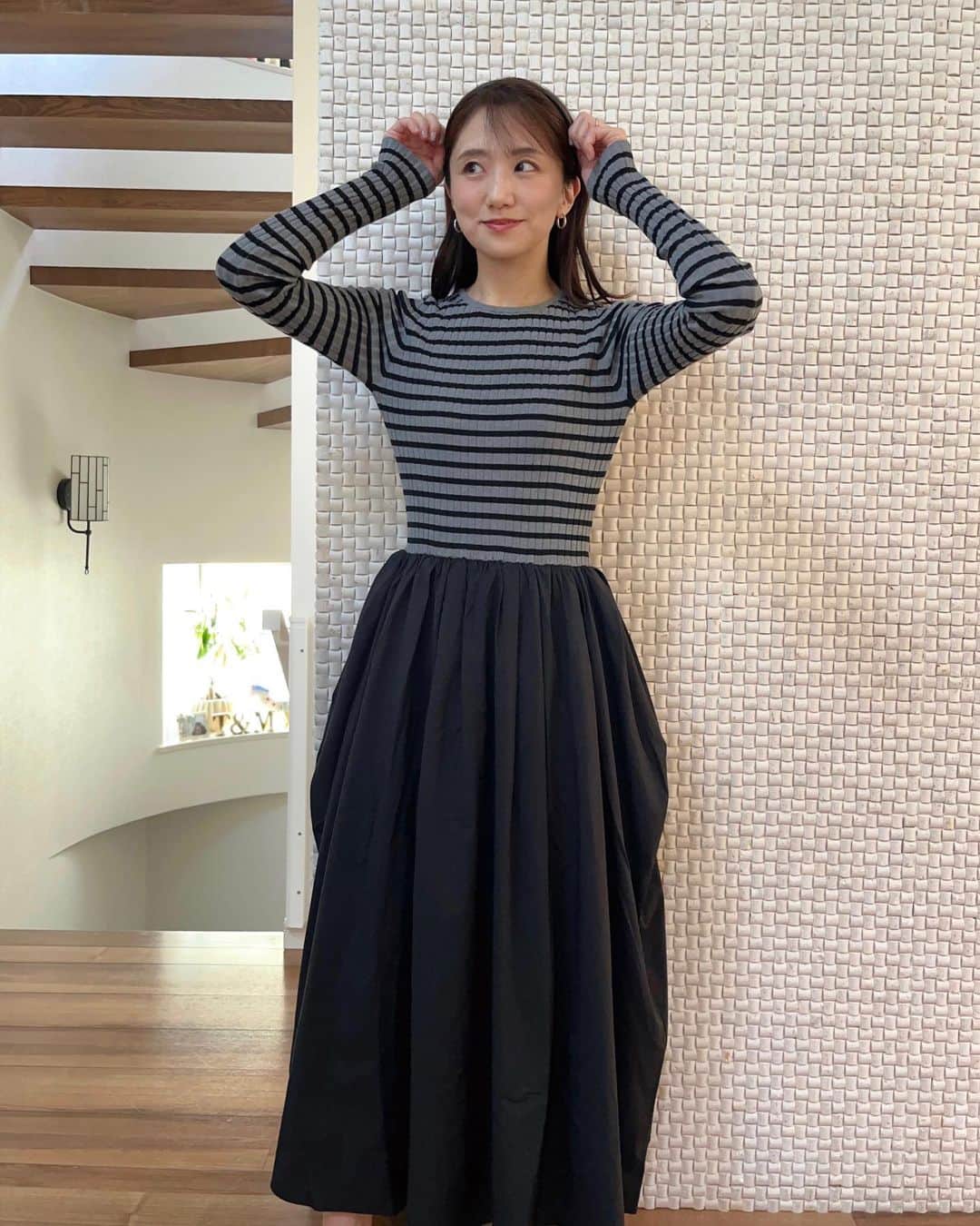 のインスタグラム：「🩶🖤 買い物は直感タイプ🫡 入店後すぐに「いいな♡」と思い、 試着して決めたこちらのワンピース👗  一枚で着るのはもちろん、 バサッと大きめのカーディガン羽織っても 可愛いだろうなぁ〜🩶🖤  早く秋冬のお洋服が着たくなってきました🍂 もうちょっと先かな？🫠☀️  #私服 #ワンピース #カチューシャ #ボーダー #異素材ミックス #秋服」