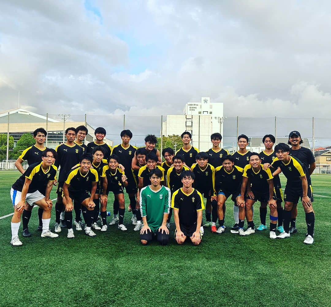 馬場賢治のインスタグラム：「昨日で今年の新人戦チームの活動が終了しました。  サッカー部本隊が大分別府キャンプへ行ってる間に、新人戦メンバーと僕で大阪に残り新人戦決勝リーグ2回戦を戦いました。 昨年に続き関西優勝、全国大会出場を目指して戦いましたが、残念ながらPK戦で敗退しました。  全ては勝たせてあげられなかった僕の責任です。  取られては追いつきを繰り返し、最後はロスタイムに3-3に追いついてのPK戦での敗戦でしたが、ベンチメンバーも含めて選手たちは最後の最後まで諦めずに全力で闘ってくれました。 その姿と勝つために必死に闘うチームの雰囲気を横で一緒に感じられたことが何よりも嬉しかったです。 だからこそ何とか勝たせてあげたかったし、今年はどうしても全国大会に行きたかったな。  実はまだしっかり切り替えられてない自分がいたりします。 コーチ、監督がまずは誰よりも切り替えなあかんし、選手にそんな姿を見せたらいけないし、そういう存在でなければいけないと思う。 選手にはピッチに何も後悔残さず闘ってこようっていつも送り出しているのに、僕はもっとこうできたんじゃないか、こうしてあげられたんじゃないかと後悔ばっかり。 やっぱりまだまだ力不足なコーチだなーと実感しています。  でも昨日の最後の練習でのみんなの元気な姿と最後写真撮りましょうっていう言葉、PK外した2人を前に座らせるこの代らしいイジリと雰囲気に本当に救われました。  当たり前だけどこのメンバーも近大サッカー部もこれから後期に向けてスタートです。 このメンバーの大半が僕が普段任せてもらってるB1のメンバーたちなので、ここからもう一度みんなと一緒に成長していけるように日々取り組んでいきます。  やっぱりサッカーは苦しいし、悔しいことばっかりです。  でも勝った時の喜びも感動も半端じゃないことも知ってるからまた頑張れる。  だからサッカーが大好きなんだと思う。 今はプレーをしてなくても、プレーする選手の近くで一緒に闘える。 一緒に喜びも悔しさも味わって成長できる。 もっともっと選手と一緒に成長して、頼りになるコーチになります。  悔しい終わりだったけど良いことも沢山あったし、今年は今年らしい良いチームと一緒に戦えた幸せな新人戦だったな。 みんな、ありがとう！  #近大サッカー部 #新人戦 #夏」