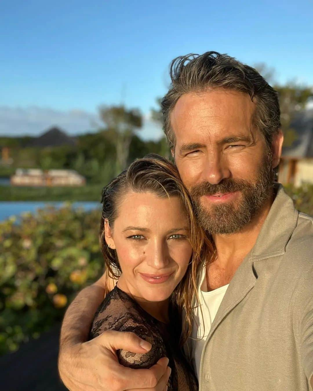 ELLE Polandさんのインスタグラム写真 - (ELLE PolandInstagram)「Tradycji stało się zadość. Blake Lively skończyła wczoraj 36 lat, a zakochany bez pamięci Ryan Reynolds publicznie złożył żonie życzenia 🎉 „Jedynymi nieodwracalnymi rzeczami na tym świecie są dla mnie miłość, uznanie i podziw, jakie czuję dla tej osoby” – napisał aktor w zadziwiająco... uroczym poście. W przeszłości para nieraz obracała ważne rocznice w żart. Fani podejrzewają, że tym razem jubilatka musiała maczać palce w doborze wyjątkowo udanych zdjęć. Nasz ulubiony duet prezentuje się na nich przepięknie 💕   📷: @vancityreynolds」8月26日 15時04分 - ellepolska