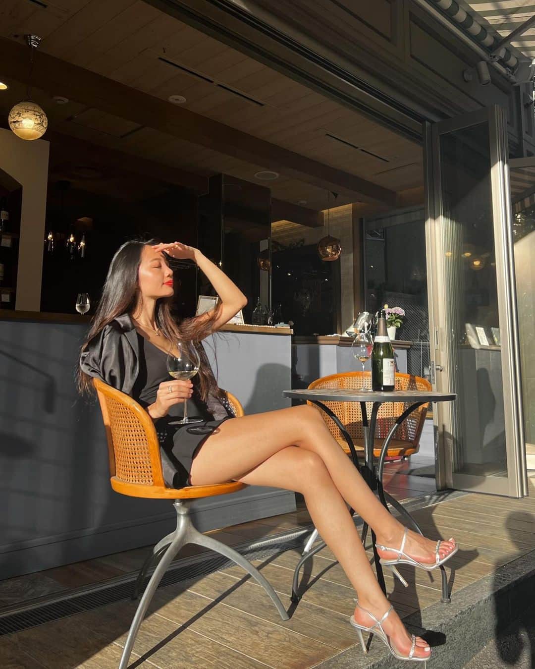 佐藤マクニッシュ怜子のインスタグラム：「champagne o’clock  ワインとシャンパンがのめる隠れ家な場所🤍 ここのオリジナルのシャンパンが飲みやすくって、実はAMATERASのこの前のPOPUPでも出してたの👀シャンパンにAMATERASってめちゃくちゃ合うのよ😂🤍  ただのお酒じゃなくて、ワインとかシャンパンって気持ちをリラックスさせたり高めてくれる気がするから最近はライフスタイルに取り入れてる✨ 少しオトナになった気分💭  #winepluscollege #ワインプラス #デイリーワイン」