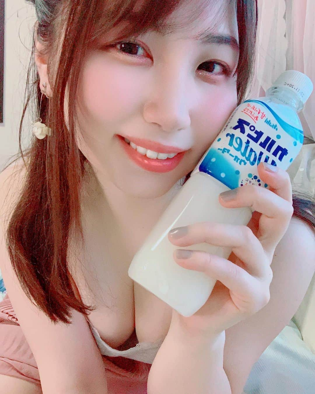 白葉まりさんのインスタグラム写真 - (白葉まりInstagram)「夏といったらカルピス💙🤍  #ファンティア #妄想シリーズ カルピスと言ったら...？🫣💗 っていう連想ゲームは置いといて笑💕  カルピスを使ってペットボトルチャレンジをしました✨ 脚の指でキャップを開けるなんとも無謀な挑戦で、スカートだしチャレンジ姿がセクシーに映りすぎてしまいました🫣🤍  チャレンジ動画はファンティアファンサイトにてアップ🤍 私のインスタプロフィール固定リンクから飛んで観られます..🫶 . . . . #カルピス #夏 #キャミソール #ビジョビ #清楚 #清楚系女子 #summer #japan #japanesegirl #fantia #fanclub」8月26日 15時11分 - shirahamari