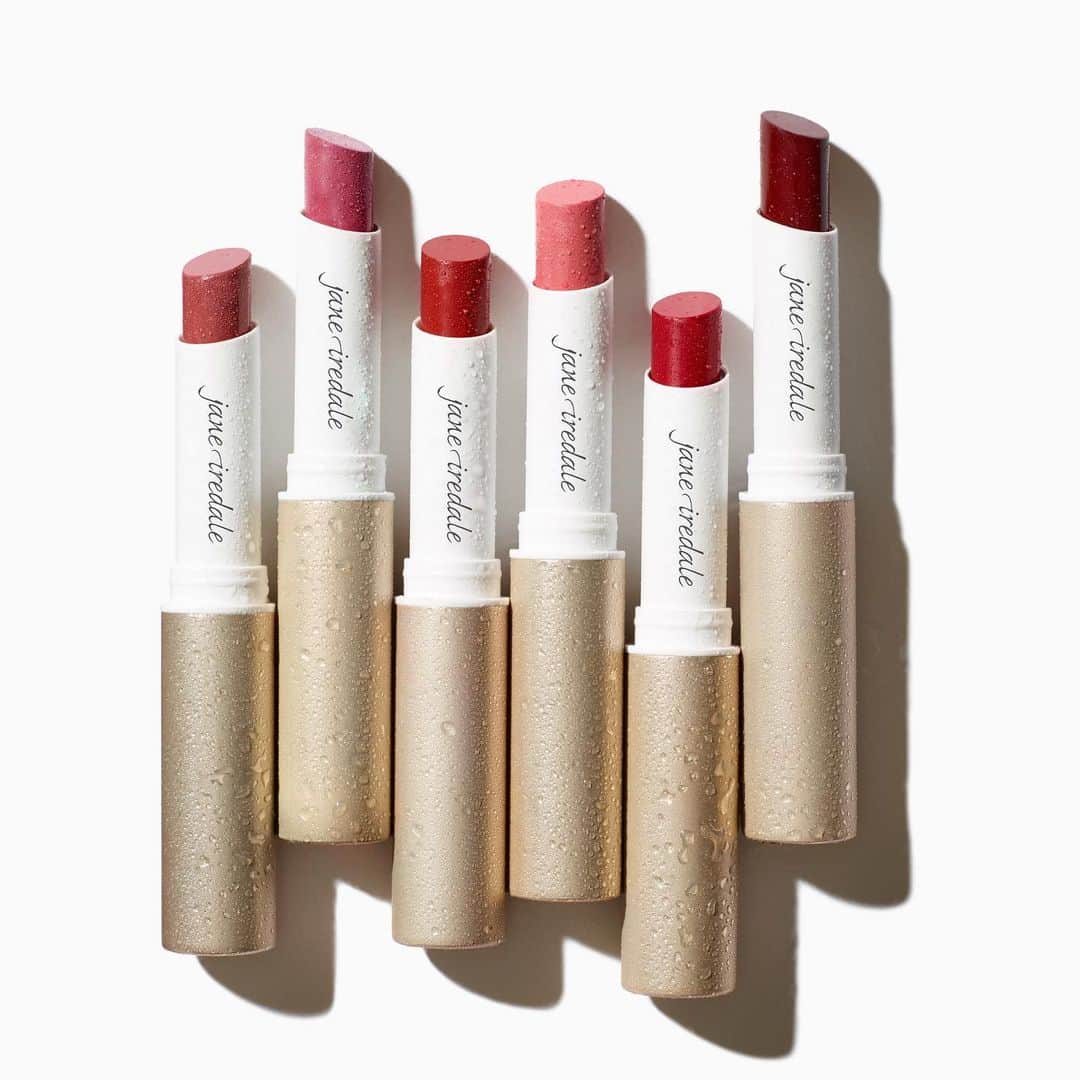 ジェーン・アイルデールのインスタグラム：「新商品をご紹介✨ 💄ColorLuxe Hydrating Cream Lipstick 💄  秋のリップ、どっぷり鮮やかに、 たっぷりうるおいを。  ライトなつけ心地、なのにリッチ。 インパクトある色味、なのにクリーミィでサテンのような仕上がり。 異次元の超うるおいリップスティックの登場です。  🥥ココア種子バター・・・抗酸化力に優れ、唇を保護し、うるおいを与えます。 🌺ヒメマツバボタンエキス・・・オメガ3脂肪酸を豊富に含み、コラーゲンの生成をサポート。ボリュームとハリを与えます。 🌻ヒマワリ種子オイル ・・・ビタミンEを豊富に含み 、唇を環境ダメージから保 護 し栄養を与えるとともに 、保水力を高めます。  ジェーンアイルデールのメイクアップとスキンケア製品は、パラベン、タルク、フタル酸エステル、合成香料、遺伝子組み換え原料を使用していません。  📍詳細はプロフィール欄のURLから @janeiredale_japan   ＊＊＊＊＊＊＊＊＊＊＊＊＊＊＊＊＊  #janeiredale  #ジェーンアイルデール #クリーンビューティ #スキンケアメイクアップ #ミネラルコスメ #オーガニックコスメ #ナチュラルコスメ #メイクアップアーティスト #デパコス #ナチュラルメイク #メイクアップ #ミネラルメイク #限定キット #日焼け止め#MRiBeauty #紫外線防止 #夏新作 #コスメ紹介 #メイク #makeup #ZOZOCOSME #ゾゾコスメ #コスメ #COSME #コスメ好きさんと繋がりたい #メイクアップ #ZOZOTOWN #ゾゾタウン #美肌成分 #crueltyfree #beauty」