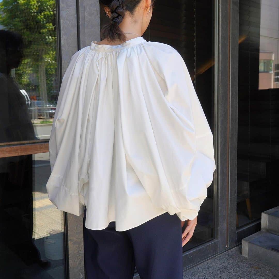 MāWさんのインスタグラム写真 - (MāWInstagram)「. [OWIL] SWOLLEN SLEEVE SHIRT.  コットン+シルクのワイドスリーブシャツです。 袖口のボリューム感がポイントの1着です。  -  #mawsapporo #MāW #insonlinestore #owil #sapporo #hokkaido #23aw」8月26日 15時12分 - maw_sapporo