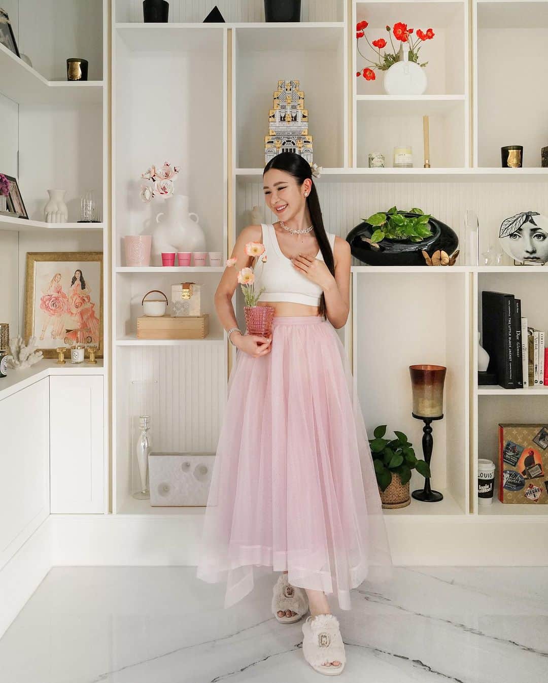 ジェイミー・チュアのインスタグラム：「So it all starts with a blank white canvas…  I’m obsessed with the flexibility of an all white neutral aesthetics sparking my inner creativity to play with colours in different parts of my home. I’m fortunate that home decorating has always been of second nature to me. My close friends know me to be a display freak, you will see me often rearranging stuff around my home. For me, a beautiful calming space exudes positive energy for me to reboot and recharge to face the day’s challenges ahead.」