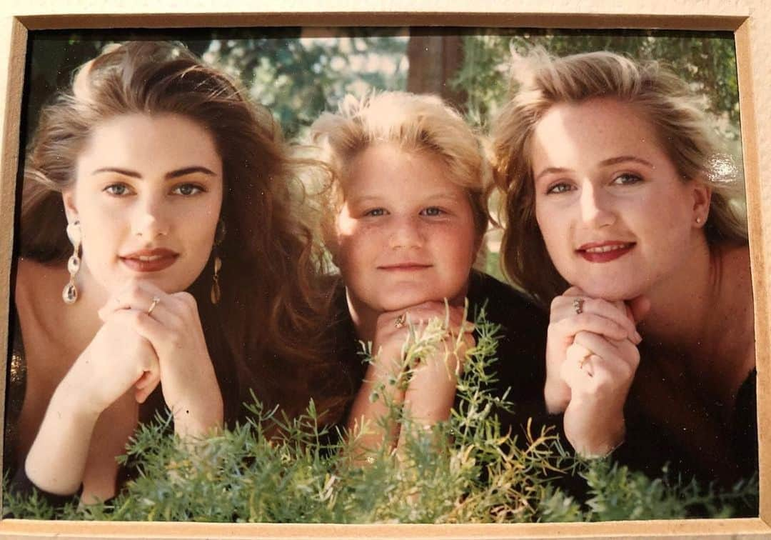 メッチェン・アミックさんのインスタグラム写真 - (メッチェン・アミックInstagram)「A very special moment captured 33 yrs ago when 3 sisters were reunited. We’re strong. We’re fierce. And we love deeply. Miss u sistas 💋💋」8月26日 15時26分 - madchenamick