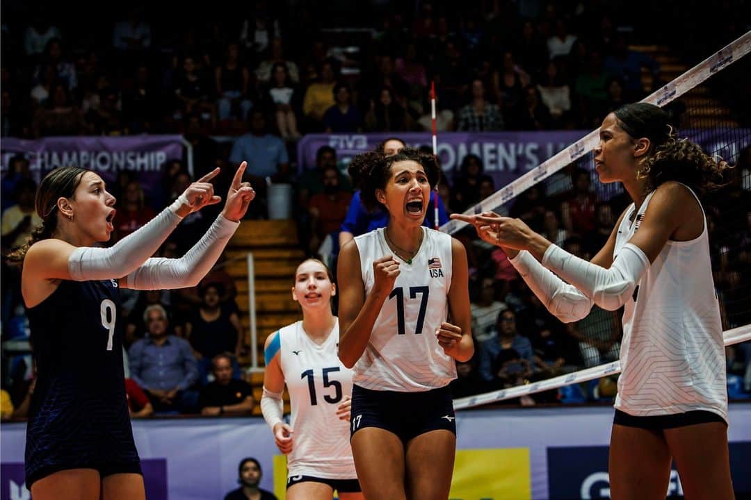 USA Volleyballさんのインスタグラム写真 - (USA VolleyballInstagram)「SUCCESS!! 😀   The U.S. Women's U21 Team 🇺🇸 will play Türkiye 🇹🇷 for fifth place at the FIVB World Championship after beating host Mexico 🇲🇽 on Friday, 3-2 (23-25, 25-21, 27-25, 24-26, 15-11).  Story and stats at 🔗  in our bio」8月26日 15時19分 - usavolleyball