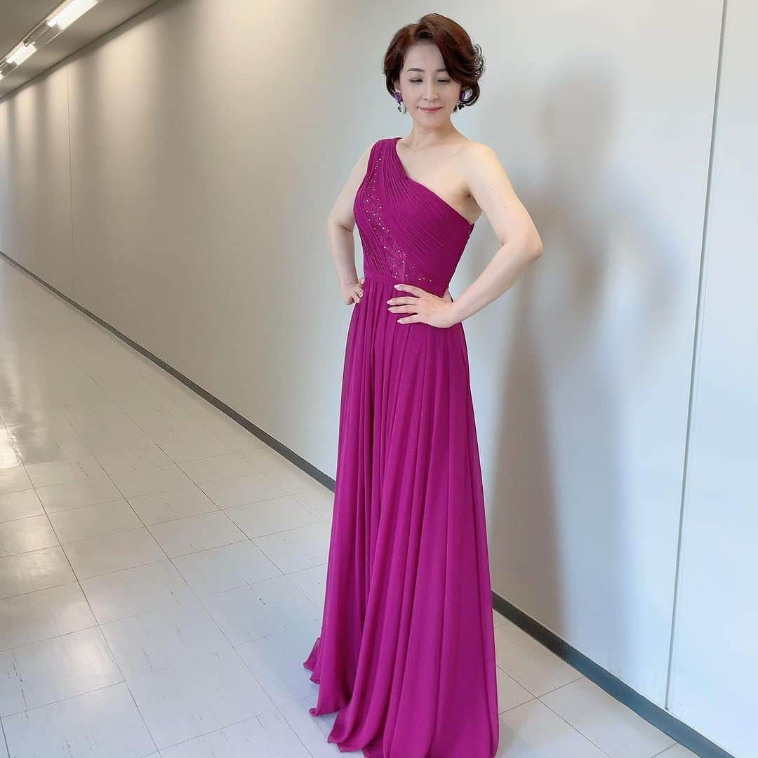 水田竜子さんのインスタグラム写真 - (水田竜子Instagram)「🎵🎵🎵 最近、お気に入りのドレス👗 ・ 30周年記念リサイタルの アンコールの為に選んだドレス👗 とっても気に入ってます❤︎ ・ 最近のテレビで 皆さんに観ていただいています😊 ・ ちなみに、前面にある キラキラは私が付けました🎶 ・ ・ ・ #水田竜子 #Japan #singer #演歌 #ドレス #ドレスコーデ」8月26日 15時33分 - mizuta.ryuko