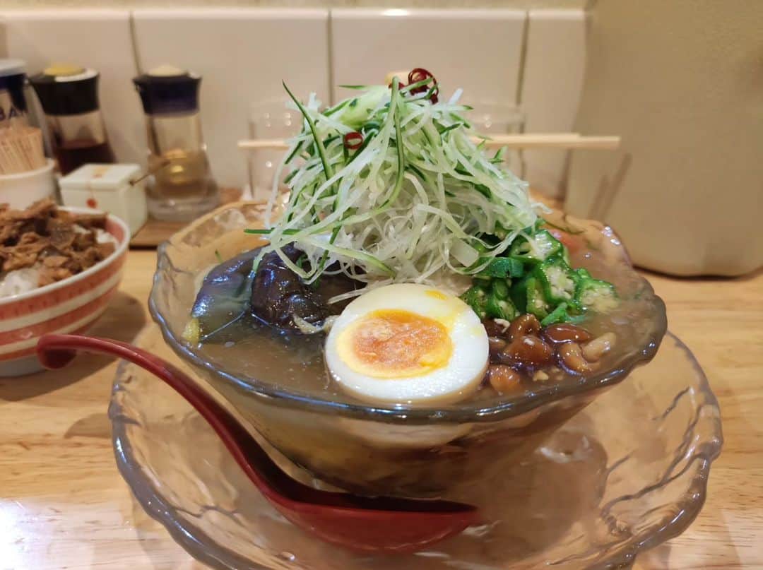 つけMen野郎のインスタグラム：「冷やしとりそば+お肉ごはん らーめん天神下大喜 2023年の冷やしとりそばを最後にいただいておきたくて昼に二長町。暑い昼間に冷たい麺食べるのが堪らん。キンキンに冷えたスープにしっかり締めた麺がうまい。トッピングの種類も多くてどこを食べても、最初から最後までうまい。いつも夜で飲酒するので胃袋に余裕がないのでお肉ごはんスルーしてたけど、ランチはいっちゃうよね。チャーシュー佃煮がむちゃうま。胃袋余裕あれば常に食べたいなぁ。」