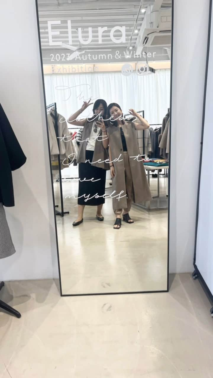 香山ひとみのインスタグラム：「@elura_official 展示会に、 事務所のお馴染みの先輩😘💞 坂田のよーみんさん @yokosakata と行ってきました〜😆  「 #大人の悩みに効く服あります 」 好きな服だけでなく、似合う服を着たい。 着心地の良い服を着たい。 そんな思いを叶える素敵なお洋服がたくさんありました🤍🤍🤍  パーソナルカラーや骨格に合わせた提案があるので、 服を選ぶ上で、とても参考になる✨ 着心地もサラリとしていて、すごく着やすい！ 収録にもロケにも司会にも使えつつ、 子供と走ることもできるので、 まさにオンオフ兼用。  #サマ見えリラクシーシリーズ　の #サマ見えテーパード  #サマ見えジレ 本当に着やすかったぁーーー！！ パンツワンサイズあげたら、妊婦でも全然いける🤰❣️笑  心地よいお洋服と、 Eluraの柔らかく温かい皆さんに囲まれて、 とても楽しい展示会の時間でした🥰✨ ありがとうございました♡♡♡  #elura #エルーラ #elura展示会 #eluraコーデ #エルーラコーデ #テーパードパンツ #ペプラムジレ #ウールライクシリーズ #サマ見えシリーズ #妊娠8ヶ月 #妊娠9ヶ月 #妊娠後期 #🤰#秋出産予定  #大好きな先輩😘❤️ #楽しすぎてほんといつも一瞬 #坂田さんの撮影風景めちゃ素敵♡」