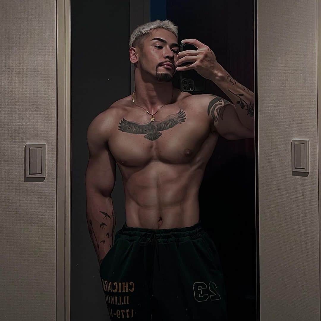 ARU【アル】のインスタグラム：「🤳」