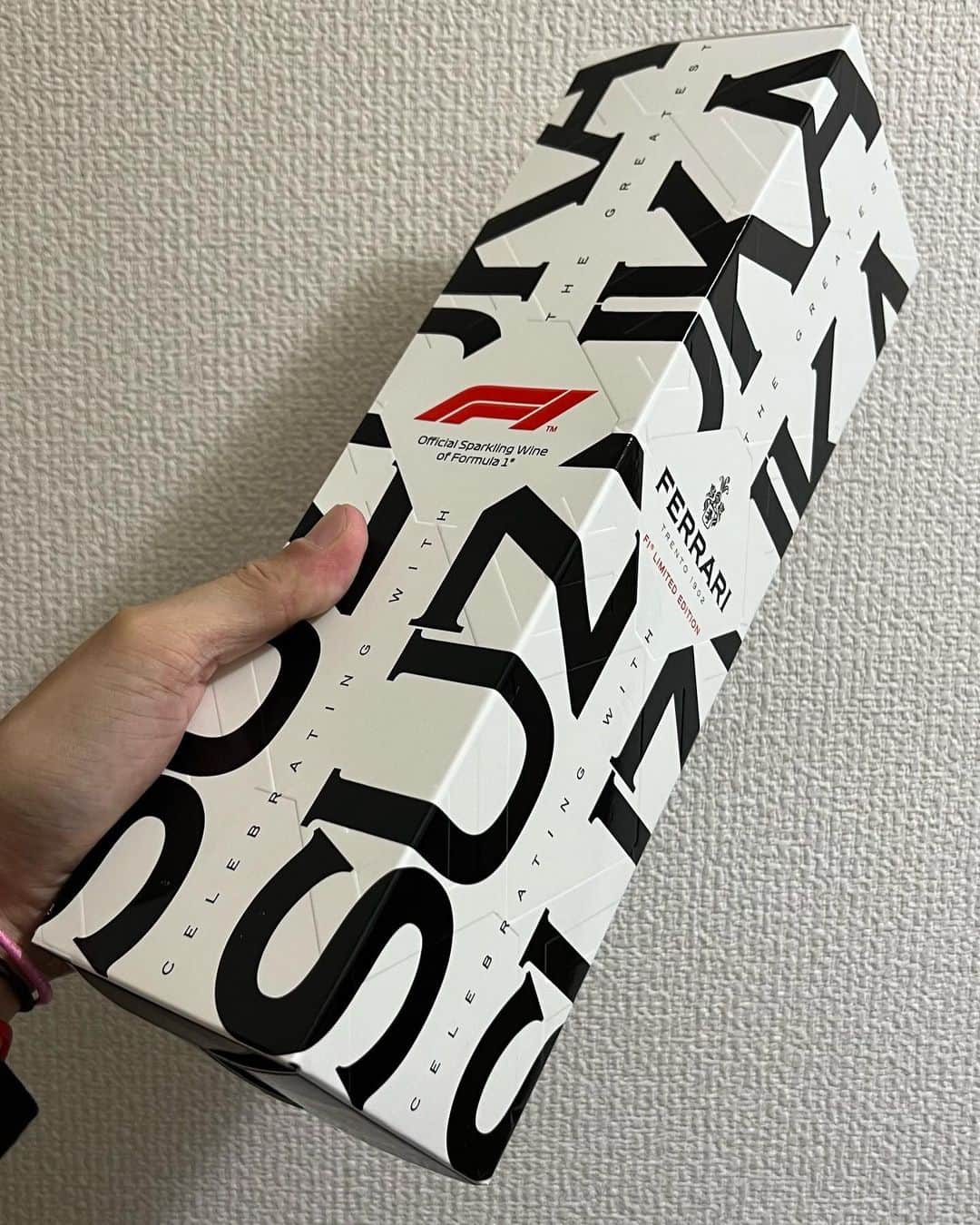 靖乃のインスタグラム：「本日はトークイベント『ロケットドライブ』 CUTT君と共に楽しく開催出来たら良いなと思てます  で、今、F1の表彰式にも使用されてるフェラーリのシャンパン“スズカエディション”を仕入れてみました✨ ¥15,000です モエも御用意してあります(笑)  #靖乃 #ハイダンシークドロシー #淡路島 #ピン毛」