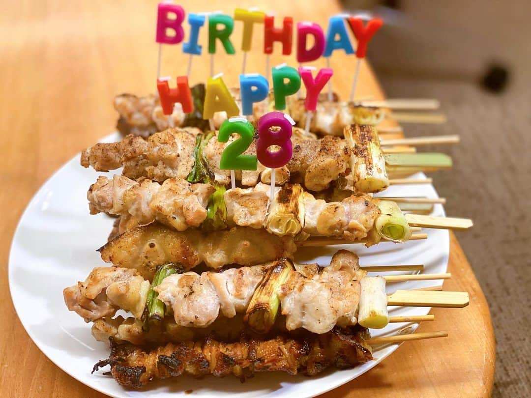 千葉翔也のインスタグラム：「見たことないよこんなバースデーケーキ  あと3日で誕生日なんですよね  フォトブック発売やら生配信やら楽しみです 当日祝ってくださったら嬉しいです  I've never seen this before. #鳥貴族 #翔福翔来」