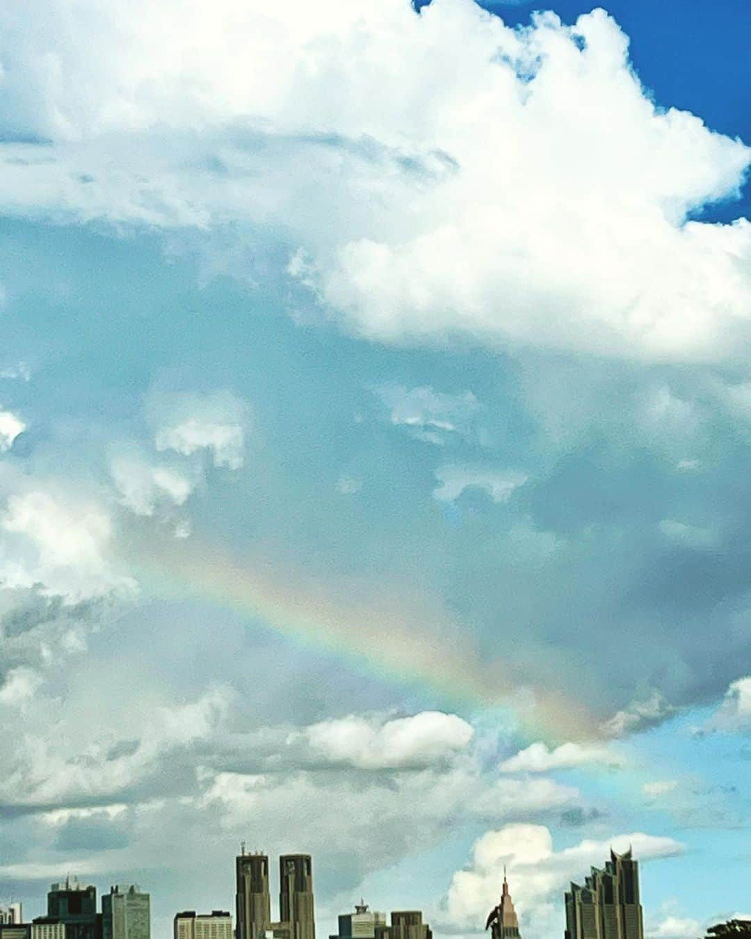 Shinnosukeさんのインスタグラム写真 - (ShinnosukeInstagram)「「真夏の雨雲と虹」  僕のスマホ写真だとあんまり綺麗じゃないけど。  #rainbow #clouds」8月26日 15時51分 - shinscapade