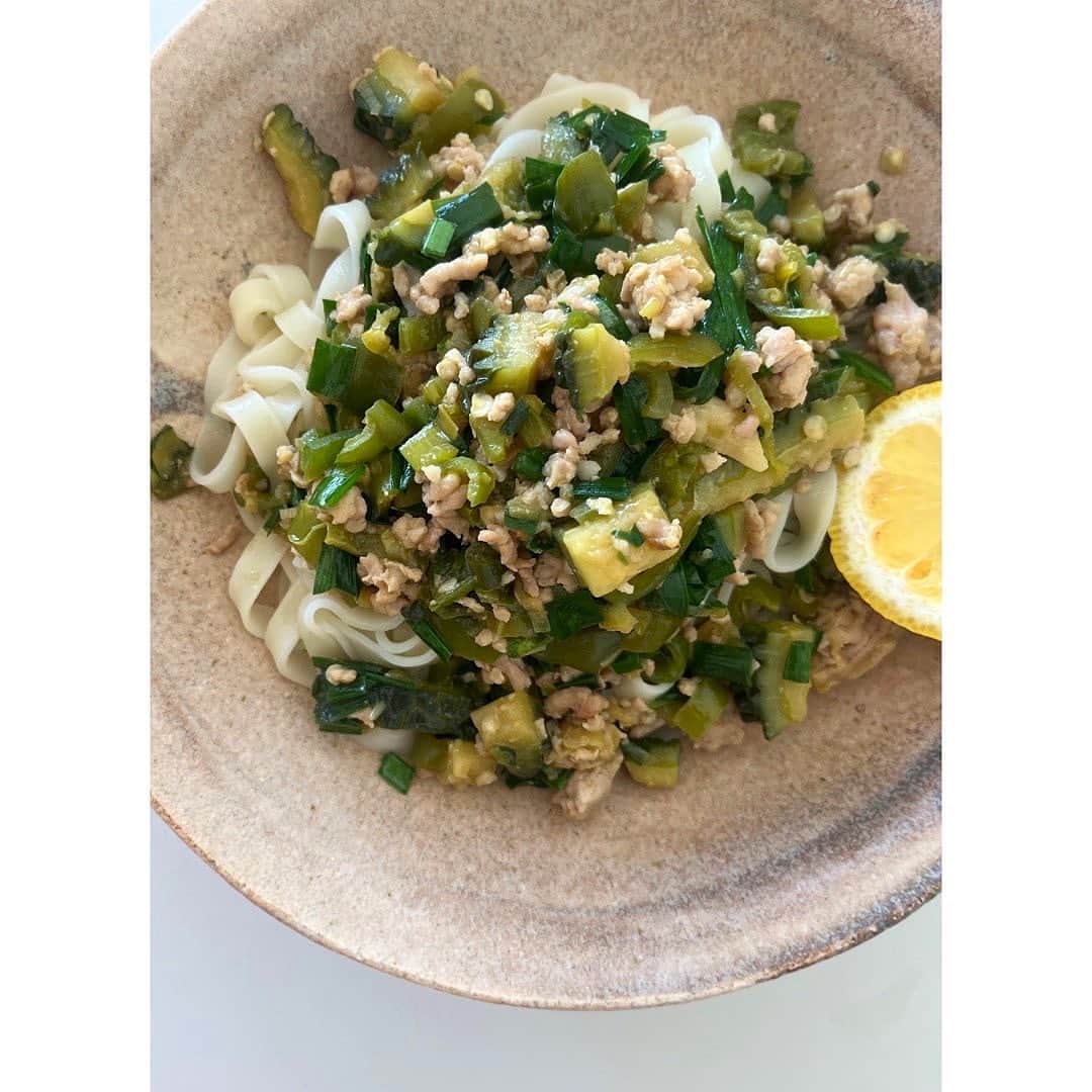 journaleatripのインスタグラム：「summer green green    夏野菜総出動 ピーマン、万願寺、オクラ、ズッキーニ、 そしてゴーヤの苦味がよき。」