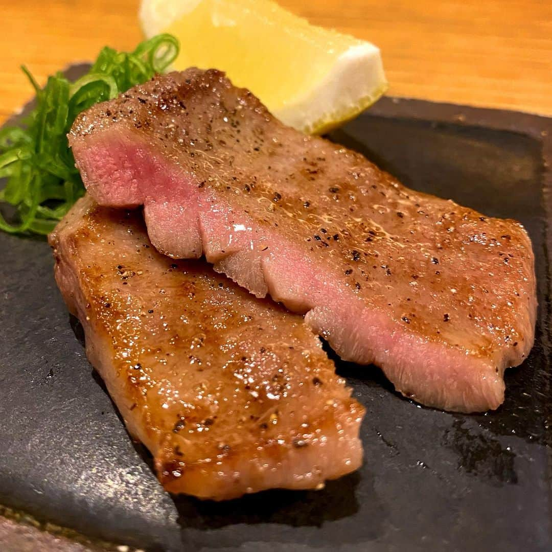 東京肉レポートさんのインスタグラム写真 - (東京肉レポートInstagram)「京都は烏丸御池にある｢肉家 桜真｣！お刺身から始まる京都らしい肉料理の数々が楽しめます！ヒレの炭火焼き美味しかった！春になると2階席から庭の桜も鑑賞できるみたい！  Enjoyed Wagyu dishes at “Oshin” ! They have a great cherry blossom view during spring season !  価格帯：8,000〜12,000円 オススメメニュー：桜真コース、アギ湯引き  #桜真 #烏丸御池 #烏丸御池グルメ #京都グルメ #烏丸御池焼肉 #京都焼肉 #焼肉 #肉 #和牛 #牛 #グルメ #東京肉レポート #肉レポ #oshin #kaarasumaoike #kyoto #kyotogourmet #yakiniku #teppanyaki #wagyu #steak #beef #barbecue #bbq #tokyo #japanfood #kyotofood #tokyo_wagyu_report」8月26日 15時46分 - tokyo_wagyu_report