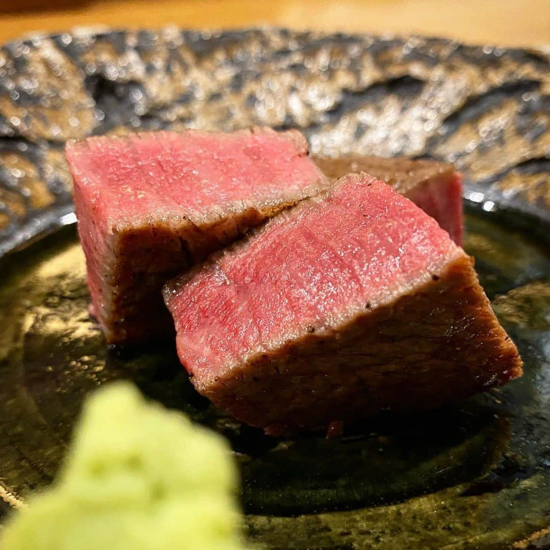 東京肉レポートさんのインスタグラム写真 - (東京肉レポートInstagram)「京都は烏丸御池にある｢肉家 桜真｣！お刺身から始まる京都らしい肉料理の数々が楽しめます！ヒレの炭火焼き美味しかった！春になると2階席から庭の桜も鑑賞できるみたい！  Enjoyed Wagyu dishes at “Oshin” ! They have a great cherry blossom view during spring season !  価格帯：8,000〜12,000円 オススメメニュー：桜真コース、アギ湯引き  #桜真 #烏丸御池 #烏丸御池グルメ #京都グルメ #烏丸御池焼肉 #京都焼肉 #焼肉 #肉 #和牛 #牛 #グルメ #東京肉レポート #肉レポ #oshin #kaarasumaoike #kyoto #kyotogourmet #yakiniku #teppanyaki #wagyu #steak #beef #barbecue #bbq #tokyo #japanfood #kyotofood #tokyo_wagyu_report」8月26日 15時46分 - tokyo_wagyu_report