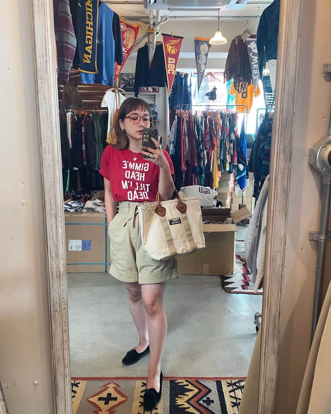 久恒美菜のインスタグラム：「真面目だけど勉強できない女の子をイメージして、お洋服選んだ日☺️👌🏻笑  眼鏡フレームの色に合わせた、クラシックなL.L.Beanと深めのリップカラーがポイント🍂  そろそろ秋を意識したものを着たいけど、暑すぎて、、 全体の色味とベロアのフラットシューズで、秋という事に、、ここはひとつ、、😌  この形の眼鏡は初めてなんだけど意外にしっくりきて、最近のお気に入り🫶🏻 耳にかけるところがバイカラーになっているので、髪の毛をあげてもかわいいんだよ🌱  #JINS #jinsoutfit #ジンズ #古着コーデ #ミリタリー #llbean  #vintage」