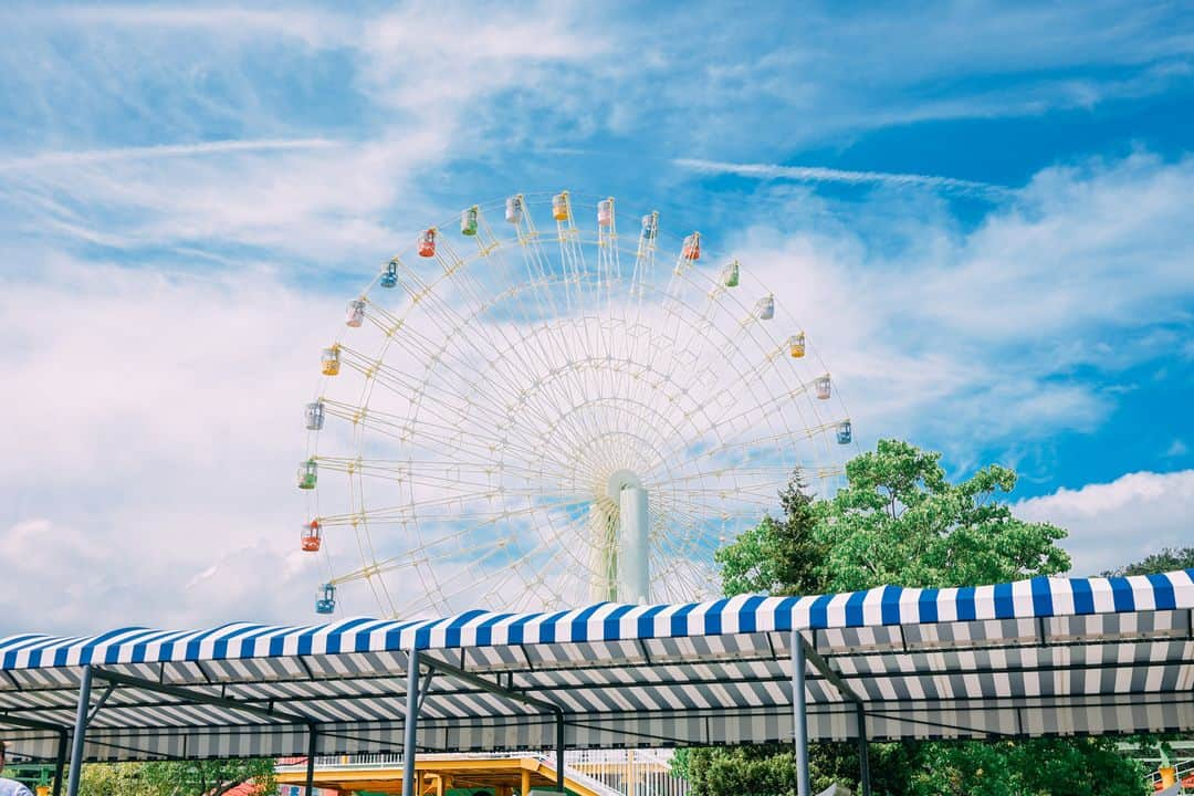 ニコンイメージングジャパン公式さんのインスタグラム写真 - (ニコンイメージングジャパン公式Instagram)「『パンケーキレンズ「NIKKOR Z 26mm f/2.8」を試そう！Nikon Creators投稿キャンペーン』にご参加いただいた コハラ ミワさん( @mi.khr )の作品をご紹介します。 * Camera ： Z fc Lens ：NIKKOR Z 26mm f/2.8 * 本アカウント @nikonjp では、ニコンのカメラ・レンズで撮影され、「#nikoncreators」をつけて投稿していただいた皆さまの作品をご紹介します。投稿の際は使用機材名をぜひご記載ください。 （作品使用に関するガイドラインは本アカウントのプロフィールに記載しているURLからご覧ください）  #nikoncreators #ニコン #nikon #一眼 #カメラ #camera #nikon📷 #nikonlove #light_nikon #観覧車 #空 #いつでも連れ出したくなるNikonパンケーキレンズ #nikonZfc #Zfc #nikkorz26f28 #ミラーレス  ※皆様、政府、自治体など公的機関の指示に従った行動をお願いします。  nikonjpでは、写真を「見る楽しみ」を提供することを通して、 微力ながら皆様にわずかな時間でも癒しをお届けしたいと思っております。 本アカウントでの投稿を引き続きお楽しみください。 . 【ご注意ください】⠀⠀ ニコンイメージングジャパン公式を名乗るなりすましアカウントが確認されています。 不審なDMを受け取った場合、記載されているURLなどはクリックせず、DMの削除などをお願いいたします。 . ニコンイメージングジャパン公式アカウントは下記からご確認いただけます。 https://www.nikon-image.com/socialmedia/」8月26日 16時00分 - nikonjp