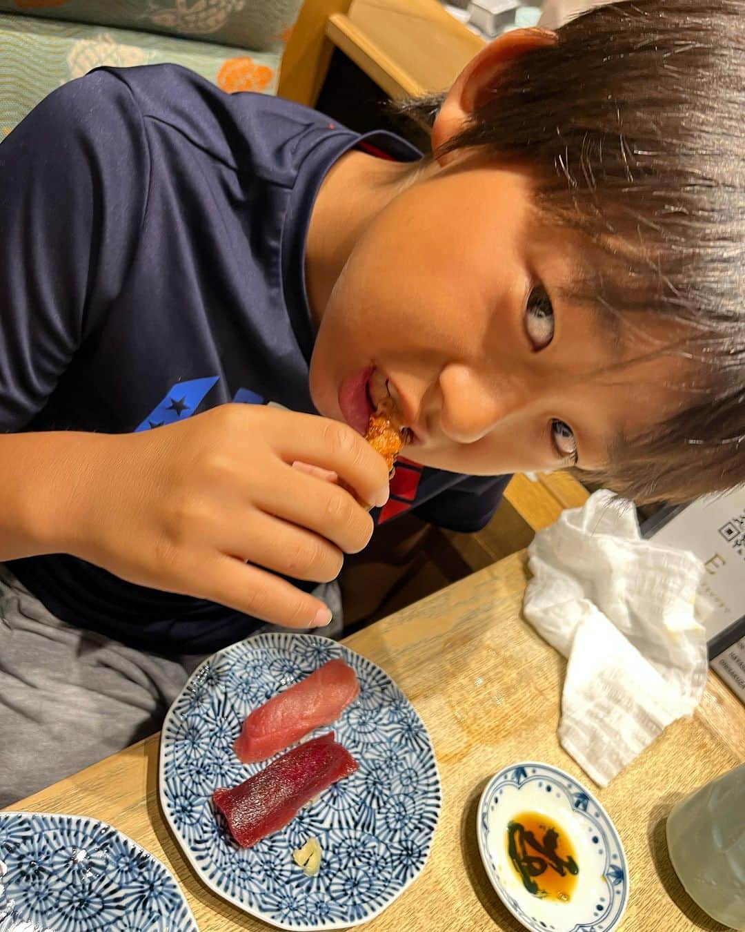 東尾理子さんのインスタグラム写真 - (東尾理子Instagram)「長男が昨晩帰ってきた！  ご飯が、、、、、、 って、大好きな寿司リクエストされ🍣 頑張ったご褒美に空港のお寿司屋さんで食べて🩵  日本は蒸し暑い💦 なんて一丁前な事を口にしながらも、日本はやっぱりいいね〜❣️ だって😁笑笑  もっとたくさん感想聞きたいよ🇺🇸  #サマーキャンプ #アメリカ #野球キャンプ #少年野球」8月26日 15時54分 - rikohigashio