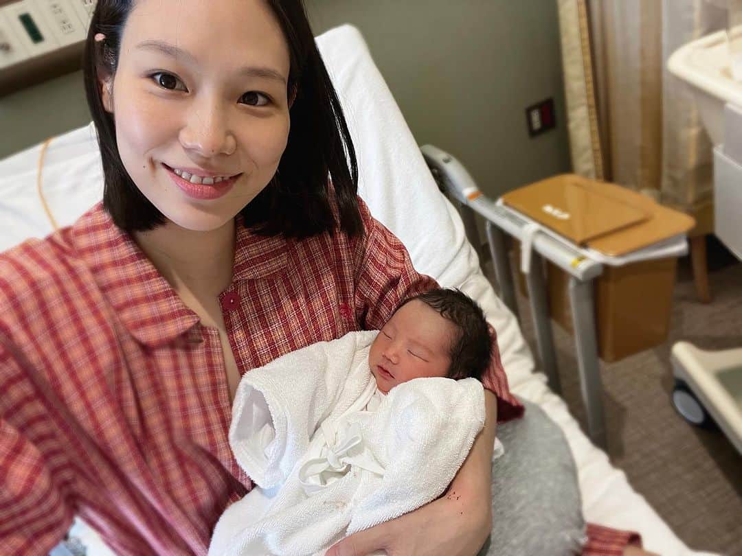工藤采佳のインスタグラム：「ご報告が遅くなりましたが先日８月７日に第二子となる 元気な女の子を出産しました👶❤️  妊娠中は、体調を充分に考慮していただきながら、また臨月に入るギリギリまでお仕事をさせて頂くことができ、本当に本当に感謝の気持ちでいっぱいです！！！  1人目の時は、産んですぐに仕事復帰しましたが、今回は、2回目の帝王切開ということで、少しゆっくり過ごさせて頂いてます🙇‍♀️🌻  2児の母になり年子ということもあり、２４時間休憩する暇が無くヒーヒー言っております😂笑  そんな中でも、人として成長した部分、そして新しい自分を表現できるように、今後も引き続き精進していきますので、皆様、応援よろしくお願いします🙇‍♀️❤️  #ご報告#出産#2児ママ#ワーママ#アラサーママ#女の子#年子#年子育児#育児奮闘中#姉妹#1歳#0歳#新生児」