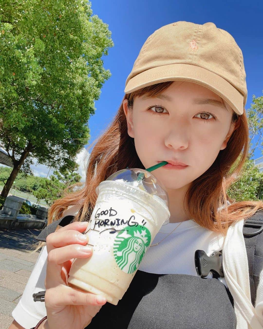 虎南有香のインスタグラム：「暑い日のフラペチーノ最高だねぇ🥹♥️  子供達に欲しい欲しいと言われるので 初めてグランデ頼んだぞー🤣‼️ でも思ってたより大きくなかった🤔w  3人で飲むと一瞬でなくなってしまったとさ…😭😭😭  #スターバックス #キャラメルフラペチーノ #グランデ」