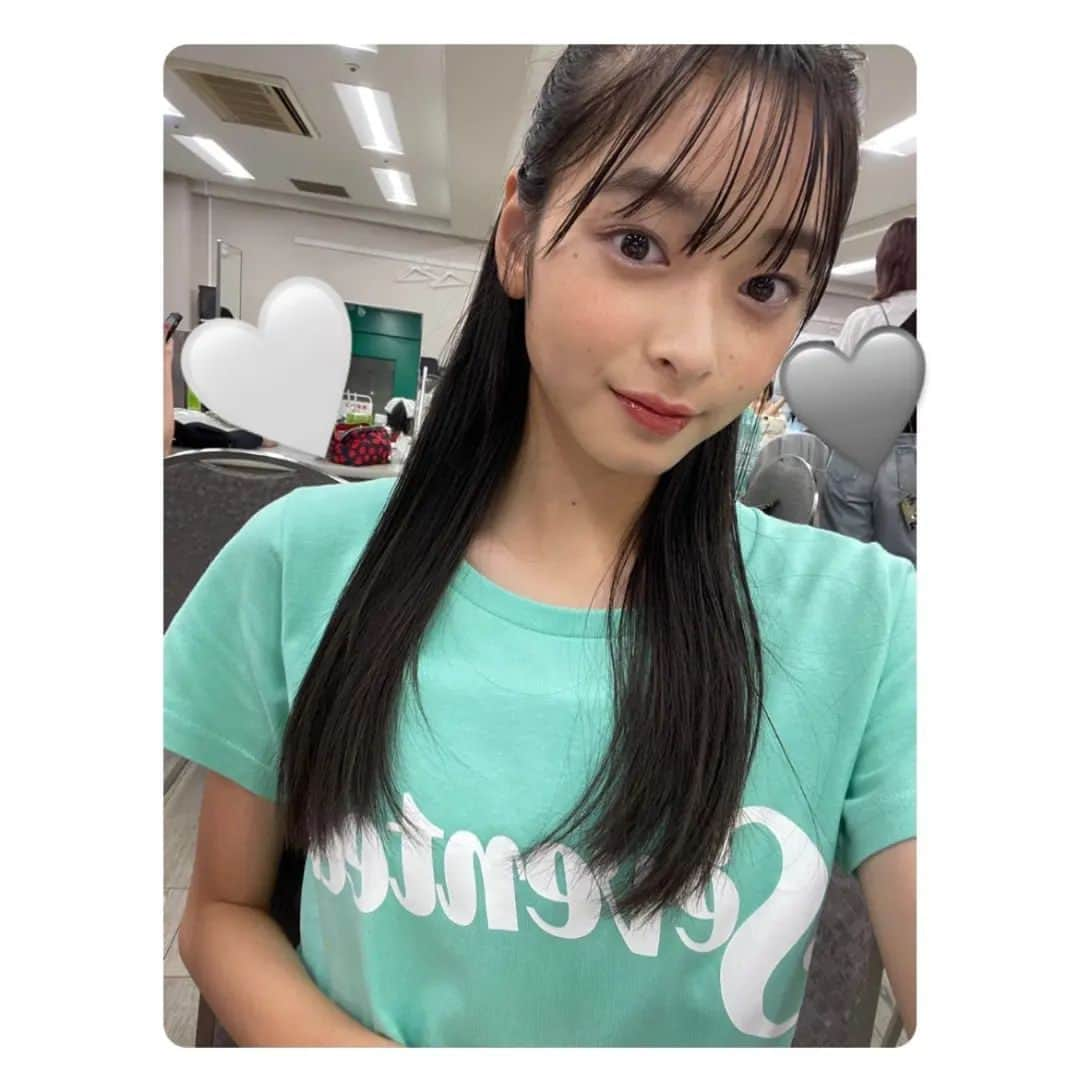 滝口芽里衣のインスタグラム：「.  前回の投稿ではたくさんのコメントありがとうございました😌  チェキ会で、“ニコプチの頃から好きなんです！”や “同い年なんです！” などみなさんが言ってくださった言葉がとても嬉しかったです❤︎  他にもたくさんの愛のあるメッセージ（コメント）を送ってくださった方にもとても感謝しています🥲  これからも精一杯頑張ります！  #セブンティーン #seventeen #専属モデル #夏の学園祭 #オフショ #スターダストプロモーション #滝口芽里衣 #めりい #ljc #jc3 #08 #中学生 #🐑」