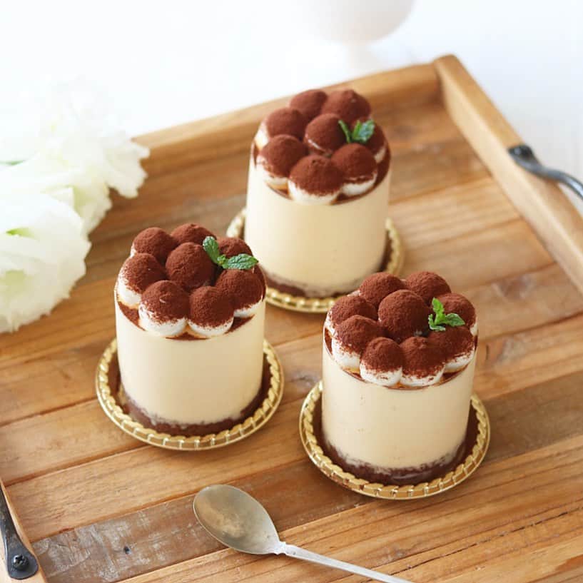 のインスタグラム：「・ ・ tiramisu🤎  冷蔵庫をみたらマスカルポーネが奥の方に、、いつ買ったんだろか🥺賞味期限が迫ってる。 昨夜から　#koちゃんレシピ　でティラミス作りました！  家族みんな大好き🫶  今日はヨドバシでパソコンをオーダー。 カスタマイズできるやつ。 その後、初の父、弟とわたしでランチ🤣 こんな機会もなかなかないしとか言って父とのツーショット写真まで撮られました☺️  昼からお好み焼き食べたけど濃いわ🤣 夜もおうち焼肉なんだよねー。 ロピアで霜降り肉を買って満足☺️ サンチュに巻き巻きして食べよ💓  良い週末を☺️  コメントおやすみします！」