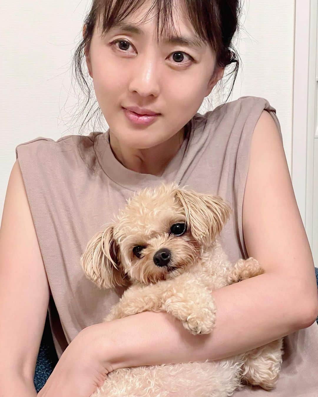 杉野希妃のインスタグラム：「8/26はNational Dog Dayだそうで、マノンとのラブラブ写真をアップ🫶🏻 こんなにかわいい子はいないと毎日思っている。ええ、親バカです。 ほぼイヌスタグラムと化していますが、ご容赦くださいませ。」