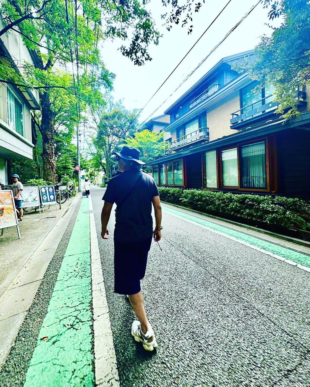 谷川じゅんじのインスタグラム：「Strolling in the neighborhood. 思いつき散歩は世田谷羽根木。「亀甲新」「羽根木の森」「羽根木IGH」な一画。森と家が重なり合って支え合う生態系としてのまちづくり。営みの優しさと流れる記憶の時間の穏やかさ。こんな東京もあるんです。#goodvibesonly #goodneighbors #thisisjapan」