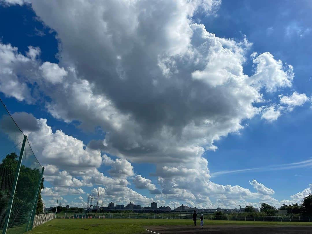 根本美緒さんのインスタグラム写真 - (根本美緒Instagram)「この夏空、いっきに暗くなり、だいたい予想通りにザーザーぶりに。 最後のグランドメンテナンスの最中に降り出して結局ずぶ濡れに😅予報士もうちょっと早く行動促さなきゃねぇ！と反省😂 なんだか不安定な天気は明日も引き続き、どこで何時に降るかは正直明日になってみないとわかんないな💦 暑さも続くので熱中症対策は引き続き…ですね。 #ネモ天 #天気予報 #気象予報士」8月26日 16時21分 - nemotomio.official