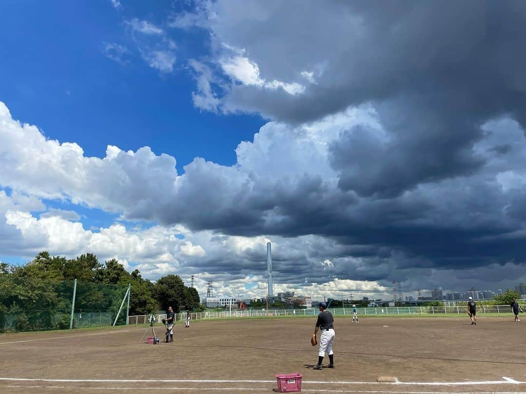 根本美緒さんのインスタグラム写真 - (根本美緒Instagram)「この夏空、いっきに暗くなり、だいたい予想通りにザーザーぶりに。 最後のグランドメンテナンスの最中に降り出して結局ずぶ濡れに😅予報士もうちょっと早く行動促さなきゃねぇ！と反省😂 なんだか不安定な天気は明日も引き続き、どこで何時に降るかは正直明日になってみないとわかんないな💦 暑さも続くので熱中症対策は引き続き…ですね。 #ネモ天 #天気予報 #気象予報士」8月26日 16時21分 - nemotomio.official